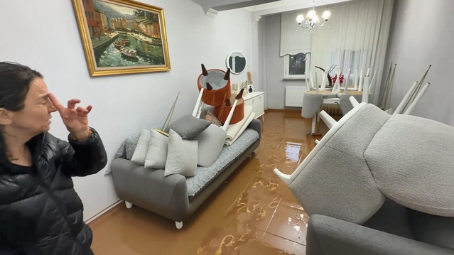 Beykoz Çamlıbahçe'de su basan evde temizlik başladı, sahibi İSKİ'den yardım bekliyor