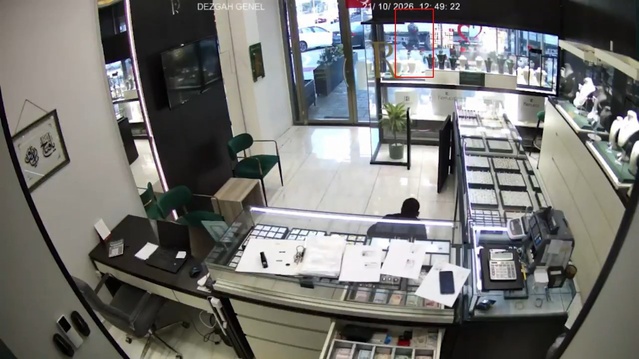Kolyeye indirim isteyip 'Senin için adam vururum' diyen saldırgan kuyumcuya ateş açtı: Yeni görüntüler ortaya çıktı