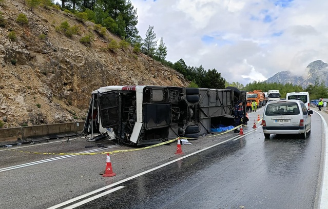 Isparta'da devrilen otobüste dinlenme kabinindeki yedek şoför öldü, 8 kişi yaralandı