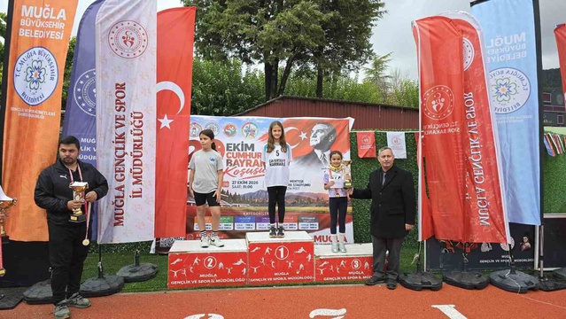 29 Ekim Cumhuriyet Koşusu'nda dereceye giren sporcular ödüllerini protokolden aldı