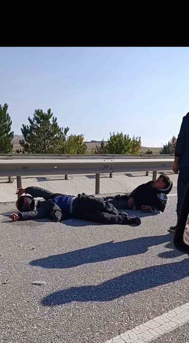 Eskişehir Sivrihisar'da motosiklet refüje çarparak devrildi, 2 kişi yaralandı