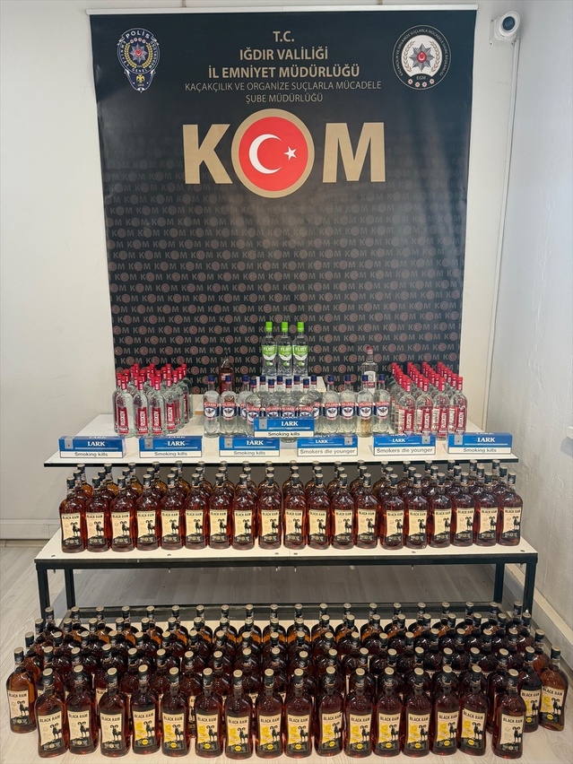 Iğdır'da yılbaşında satılması planlanan 216 şişe içki ve 70 paket sigara ele geçirildi