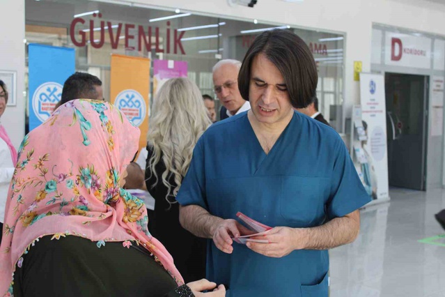 ERÜ'de Prof. Dr. Öz, meme kanserinde erken tanının hayat kurtardığını söyledi