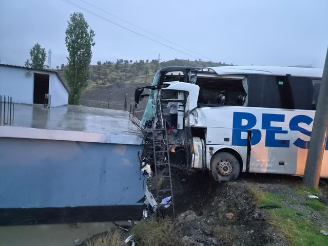 Şırnak’ta yolcu otobüsü ile TIR çarpıştı: 1 ölü, 14 yaralı