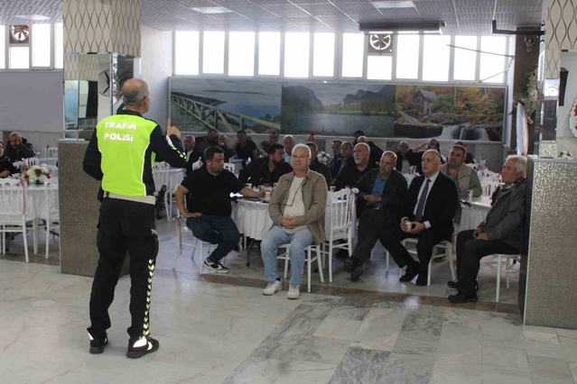 Aydın'da Emniyet ve Şoförler Odası servis şoförlerine trafik eğitimi verdi