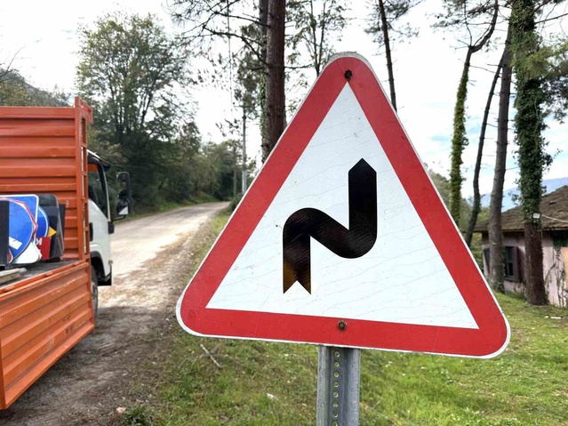 Düzce İl Özel İdaresi Gölyaka Taşlık'ta trafik levhalarını monte etti