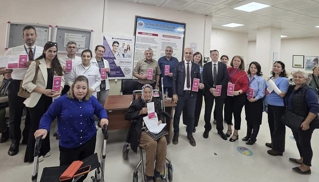 Edremit Devlet Hastanesi'nde Hasta Hakları Günü'nde yatan hastalar ziyaret edildi