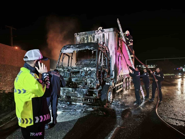 Muğla'da su yüklü kamyonun motorunda çıkan yangında ön bölüm kullanılmaz hale geldi