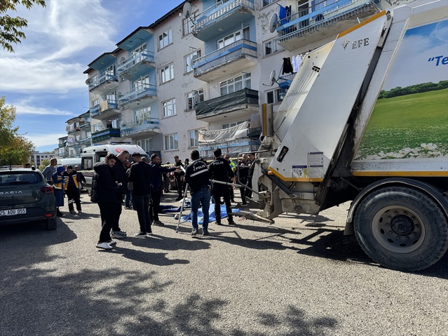 Erzurum Aziziye'de çöp kamyonunun sağından geçmek isteyen kadın yaşamını yitirdi