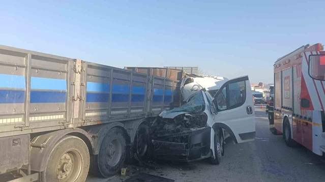 Kırıkkale'de emniyet şeridindeki tıra arkadan çarpan minibüste 1 kişi yaralandı