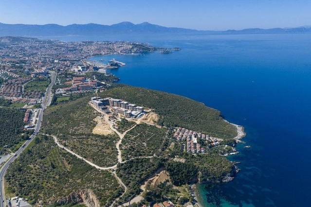 Kuşadası'nda cam çarpmasıyla yaralanan atmaca ve siteye giren sansar doğaya bırakıldı