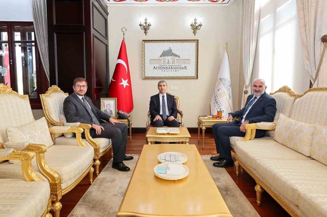 Dernek Başkanı Beşer ve Berat Beşer, Afyonkarahisar Valisi Aktaş'a Forever'ı anlattı