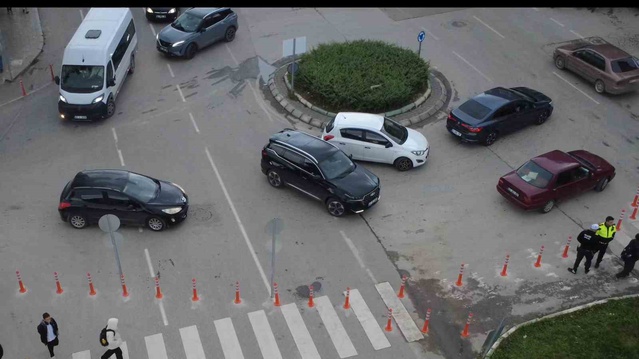 Kütahya'da Yunusemre Caddesi'ne tel çekildi, yol ulaşıma kapatıldı