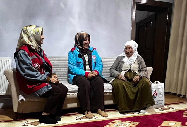 Muş Bulanık'ta Kaymakam Koşansu, yatağa bağımlı yaşlıları evlerinde ziyaret etti