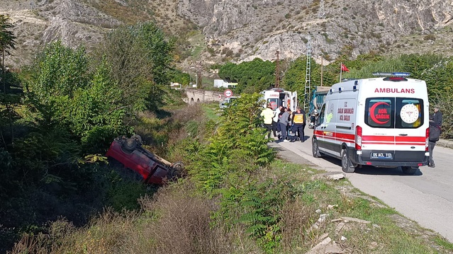 Amasya'da kontrolden çıkan servis minibüsü dere yatağına uçtu, 9 kişi yaralandı