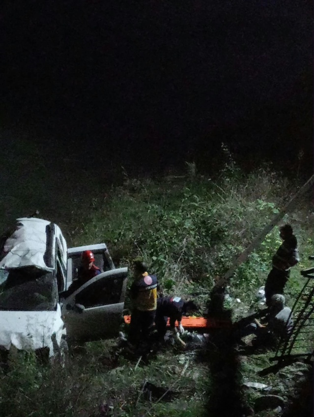 Trabzon Araklı'da cip bariyerleri aşıp dereye düştü, 5 kişi yaralandı.