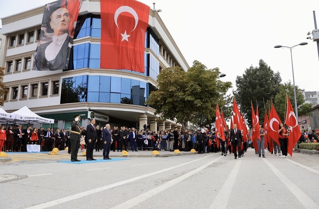 Çankırı'da Cumhuriyet Bayramı bulvarda yüzlerce vatandaşın katılımıyla kutlandı