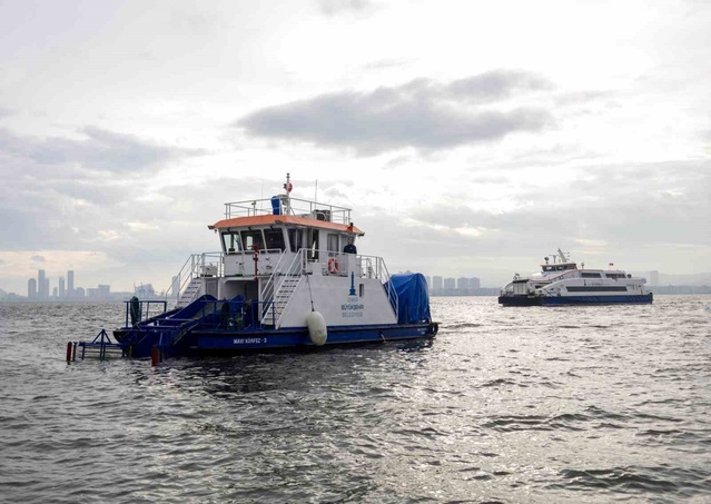 İzmir Körfezi'nde yağmur sonrası temizlik sürüyor, yılda 1500 ton atık çıkıyor