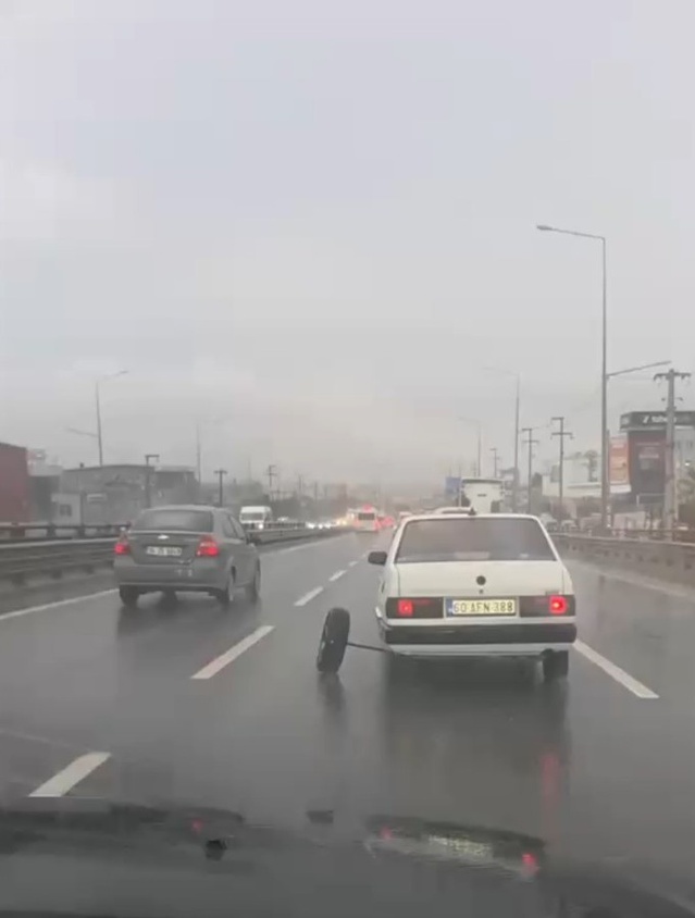 Gebze'de D-100'de otomobilin aks demiri kırılınca arka tekerlek yerinden ayrıldı