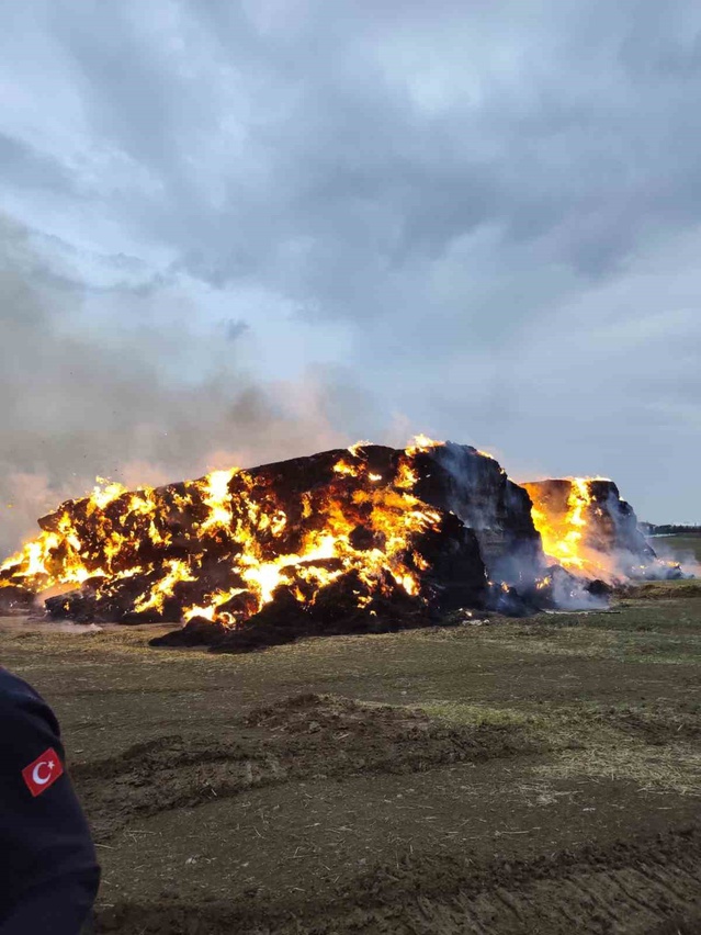 Yozgat'ın Sarımbey köyünde yıldırım sonrası yaklaşık 500 ton saman balyası yandı