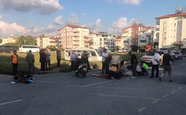 Antalya Manavgat'ta iki motosiklet çarpıştı, 3 yaralı hastaneye kaldırıldı