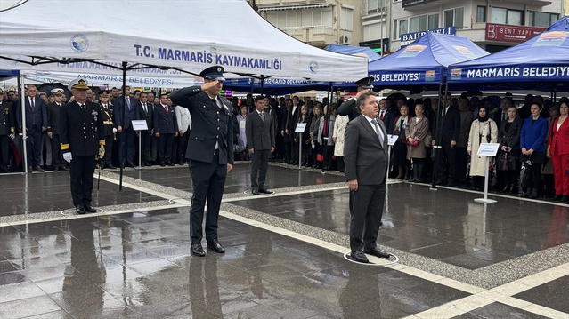Marmaris'te 29 Ekim çelenk töreni sağanak altında şemsiyelerle yapıldı