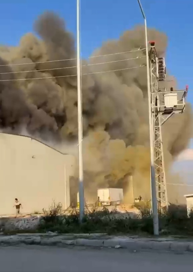 Emirdağ'da gıda fabrikasındaki yangını itfaiye söndürdü, tesiste hasar oluştu