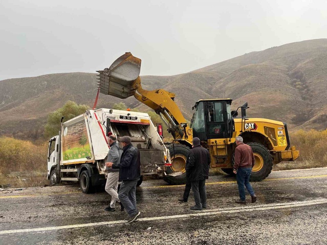 Tekman’da çöp kamyoneti kaza yaptı: 1 yaralı