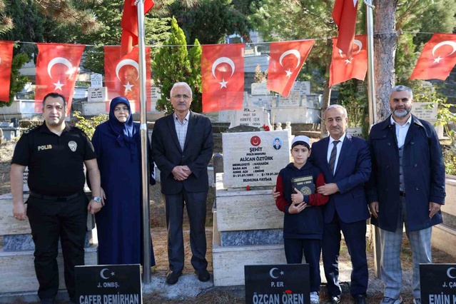 Öğrenciler Şehit Alican Öztürk’ün kabri başında dualarla andı