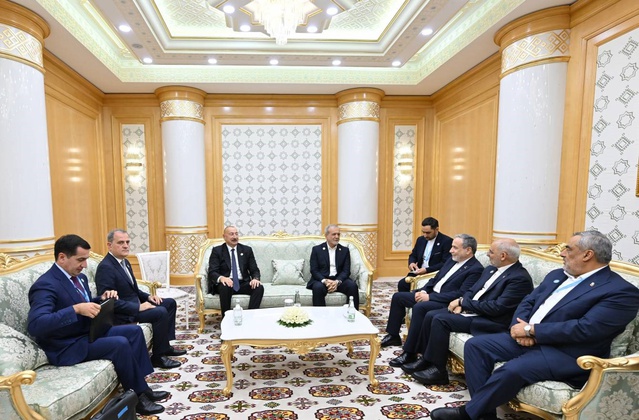 Aliyev, Türkmenbaşı'da Pezeşkiyan'la görüşerek İran'ın BDT Plus katılımına değindi