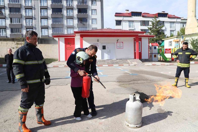 Bayburt'ta afet tatbikatında öğrenciler güvenli şekilde tahliye edildi