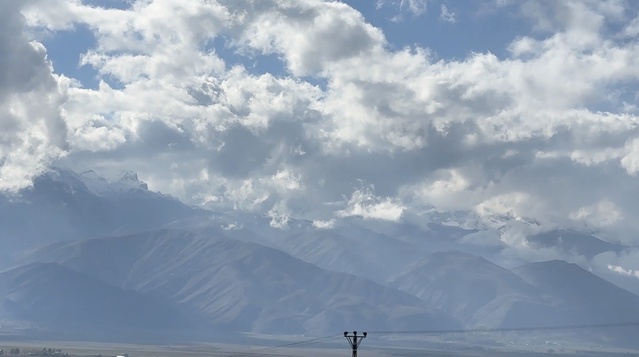 Hakkari'de hava soğudu, Yüksekova'daki Cilo Dağları'nın zirveleri karla beyazladı