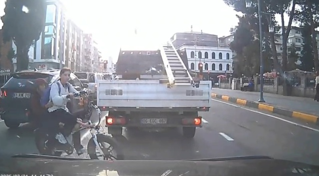 Trabzon Araklı'da minibüsün çarptığı 2 öğrenci kazayı hafif sıyrıklarla atlattı