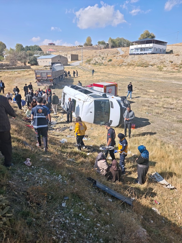 Van Gürpınar'da TIR ile çarpışan minibüs şarampole yuvarlandı, 11 kişi yaralandı