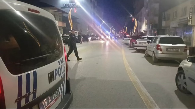 Burdur Gölhisar'da 3 katlı apartmanın çatısında gece çıkan yangın söndürüldü