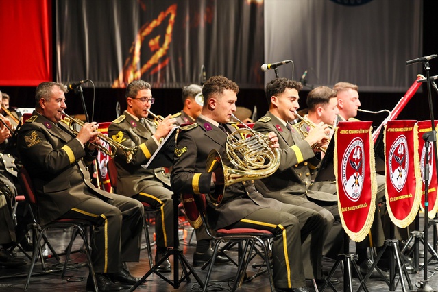 Burdur'da Cumhuriyet'in 103. yılı konserinde 40. Komando Tugay bandosu sahne aldı