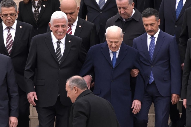 Bahçeli ile kol kola yürümesi partiyi karıştırdı! Dervişoğlu'ndan Usta'ya mesaj