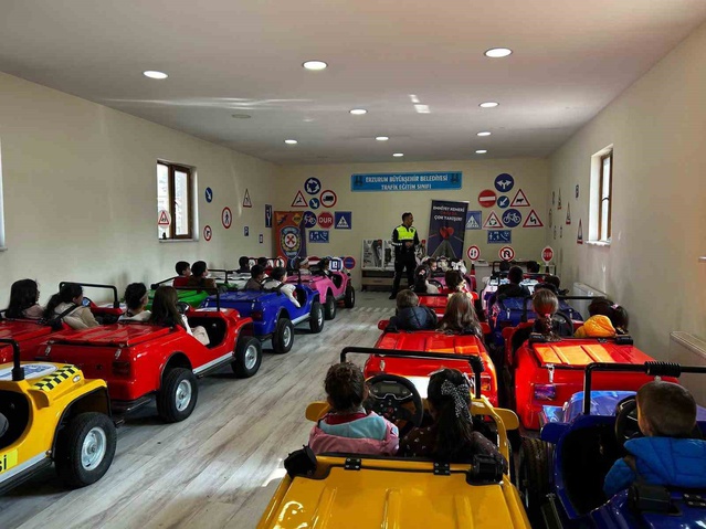 Polisten miniklere trafik eğitimi