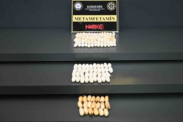 Kırşehir'de vücutlarında 1 kilo 157 gram uyuşturucu bulunan 3 şüpheli tutuklandı