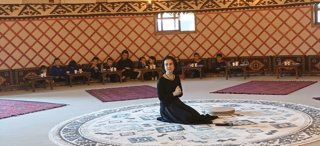 Çorum'da Masal Şenliği'nde Doç. Dr. Atiye Nazlı çocuklara masal anlattı