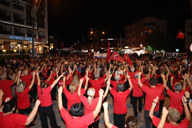 Muğla ilçelerinde Cumhuriyet'in 103. yıl coşkusu fener alayı ve konserlerle yaşandı