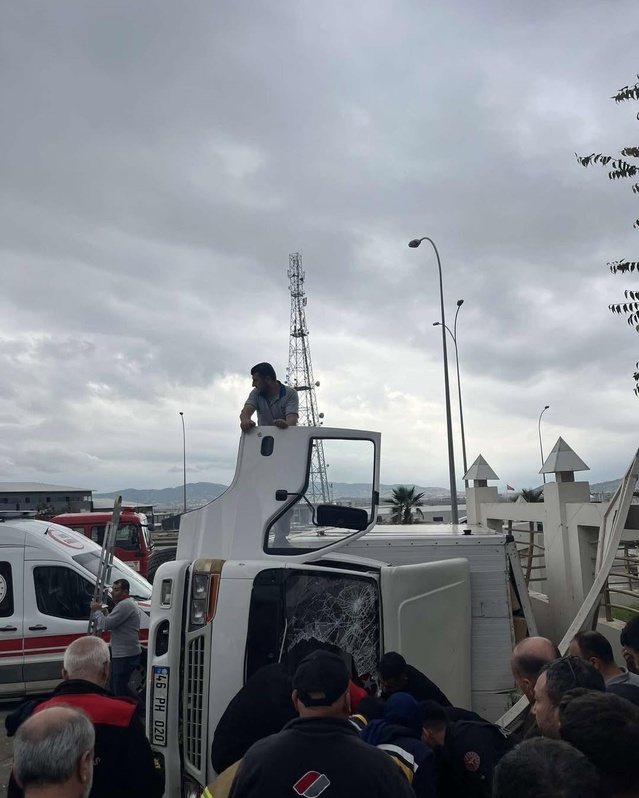 Kahramanmaraş-Kayseri yolunda kamyon cami duvarına çarptı, sürücünün durumu iyi