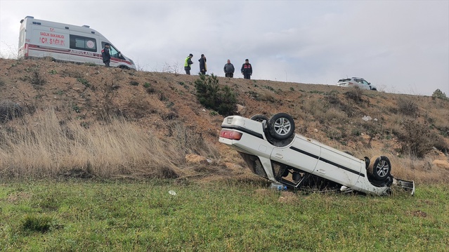 Kütahya Emet'te otomobil yağışlı yolda şarampole devrildi, sürücü ile eşi yaralandı