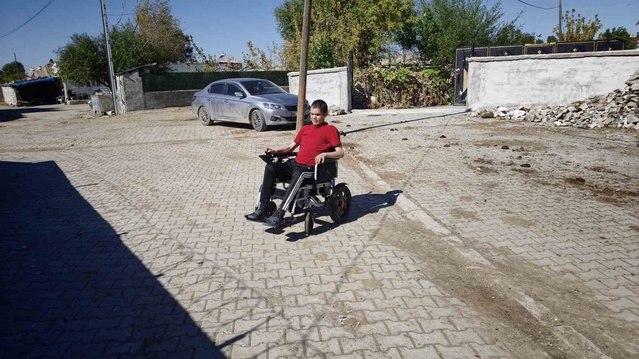 Muş Kırköy'de ayak parmakları kesilen 20 yaşındaki genç akülü sandalyeye kavuştu
