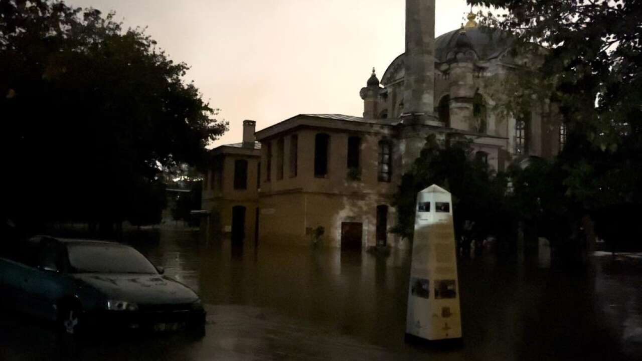Kağıthane Deresi taştı: Tarihi cami sular altında kaldı