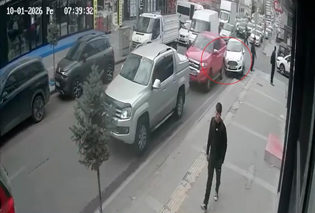 Otomobil, mobilya mağazasına çarptı