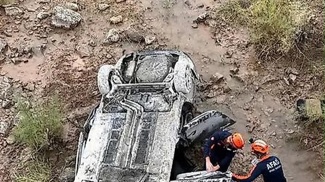 Siirt Baykan'da ters dönen otomobilde aynı aileden 1'i bebek 3 kişi yaralandı