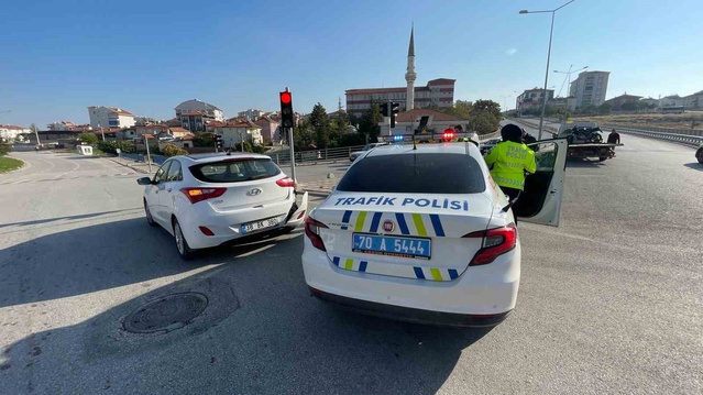 Karaman'da otomobil motosikletle çarpıştı, motosiklet sürücüsü yaralandı