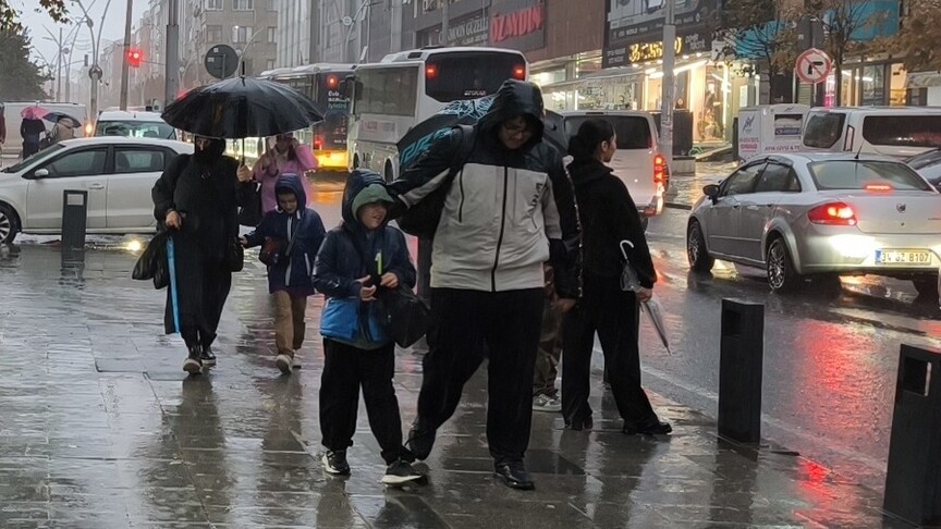 İstanbul'da olumsuz hava koşulları nedeniyle yarın eğitime 1 gün süreyle ara verildi