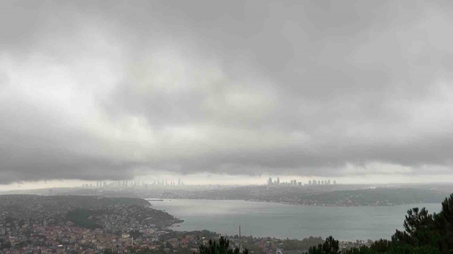 İstanbul'da gece boyu süren sağanak Boğaz'da yoğun bulut kütlesi oluşturdu